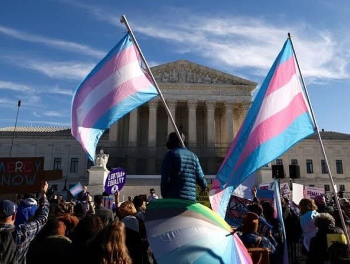 Suprema Corte dos EUA decidiu que estados podem restringir a participação de atletas trans em equipes femininas. - Kevin Lamarque / REUTERS