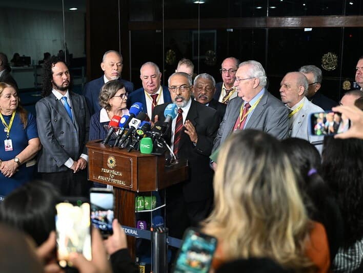 Paulo Paim, Teresão Leitão e sindicalistas após reunião com o presidente do Senado, Davi Alcolumbre. - Edilson Rodrigues/Agência Senado