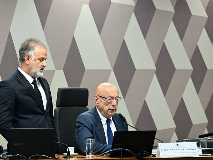 O relator Esperidião Amin avalia que a medida pode estimular o empreendedorismo sem prejuízo ao serviço público. - Geraldo Magela/Agência Senado O relator Esperidião Amin avalia que a medida pode estimular o empreendedorismo sem prejuízo ao serviço público. - Geraldo Magela/Agência Senado