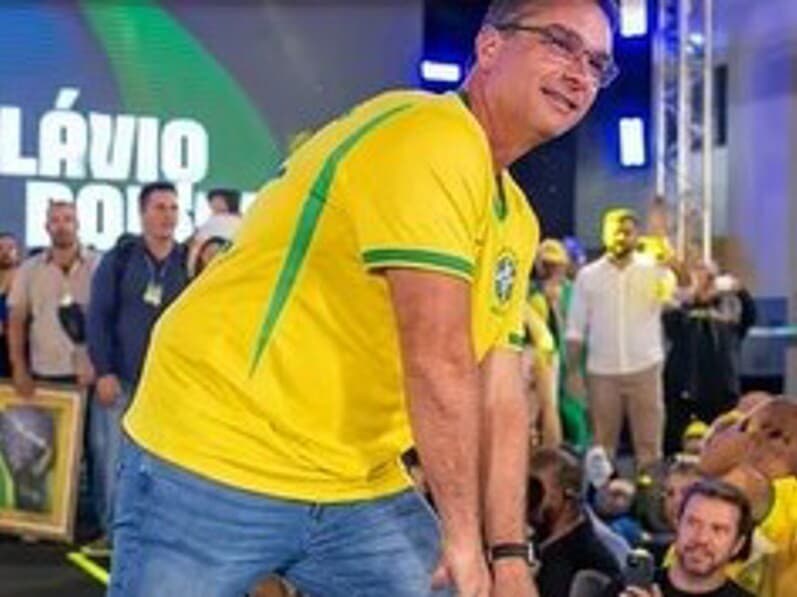 Flávio Bolsonaro afirmou estar aprendendo novos passos para que "nunca mais reclamem" de sua dancinha. - Reprodução / Instagram