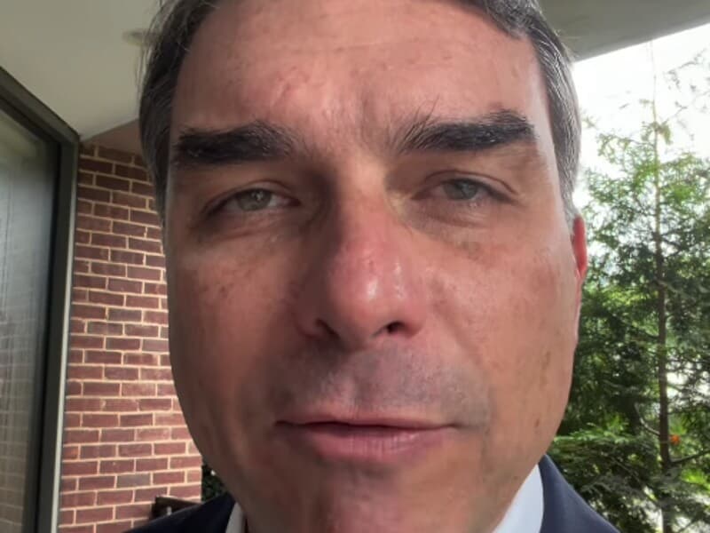 Flávio Bolsonaro estende estadia nos EUA. - Reprodução/YouTube Flávio Bolsonaro estende estadia nos EUA. - Reprodução/YouTube