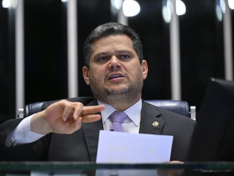 Presidente do Senado diz que não aceitará "ameaça e tentativa de intimidação" após líder petista afirmar que o tratará como "inimigo dos trabalhadores" se proposta não avançar. - Ton Molina/Agência Senado