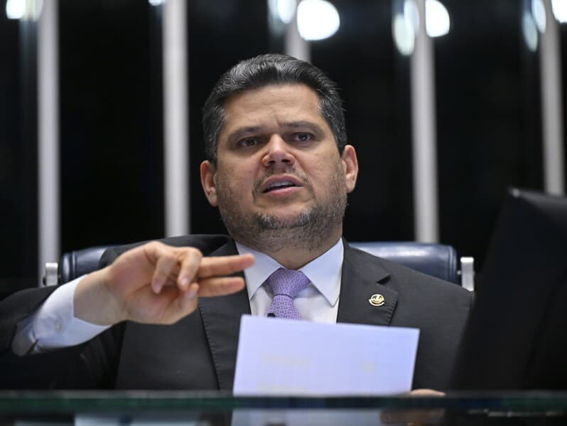 Presidente do Senado diz que não aceitará "ameaça e tentativa de intimidação" após líder petista afirmar que o tratará como "inimigo dos trabalhadores" se proposta não avançar. - Ton Molina/Agência Senado