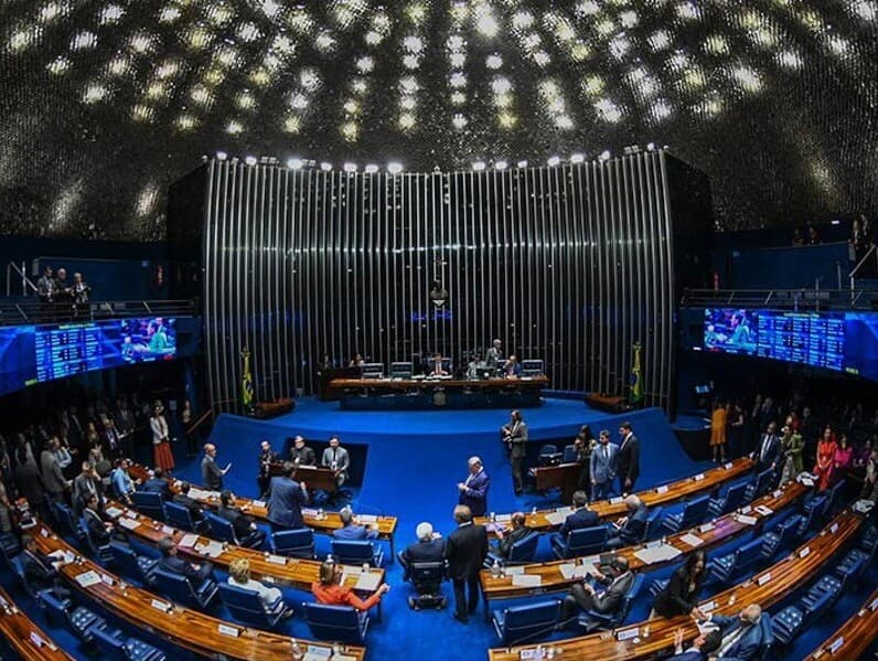 Projeto aprovado prevê agravantes para crimes cometidos com inteligência artificial, deepfakes e perfis falsos. - Andressa Anholete/Agência Senado 