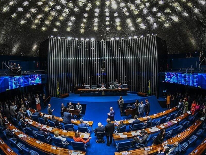Projeto aprovado prevê agravantes para crimes cometidos com inteligência artificial, deepfakes e perfis falsos. - Andressa Anholete/Agência Senado 