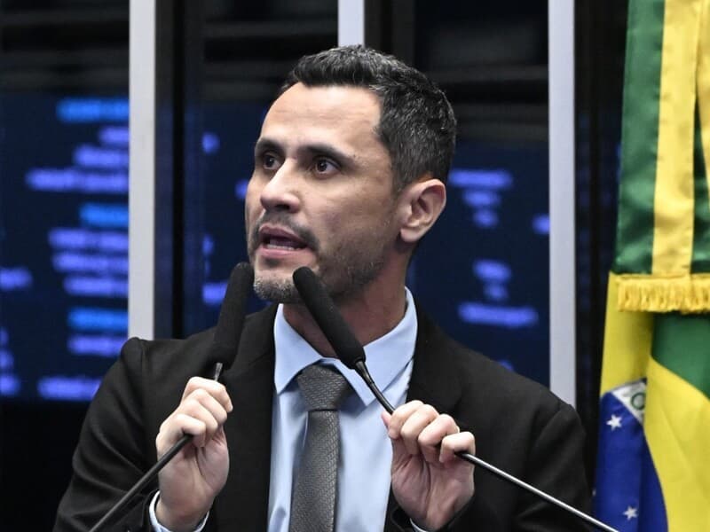 Senador afirma que recebeu proposta para deixar a disputa e critica grupos que, segundo ele, tentam influenciar a eleição. - Carlos Moura/Agência Senado
