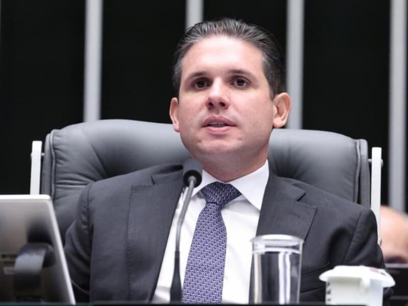 Hugo Motta anuncia aumento da mistura obrigatória de etanol na gasolina, de 30% para 32%. - Bruno Spada/Câmara dos Deputados