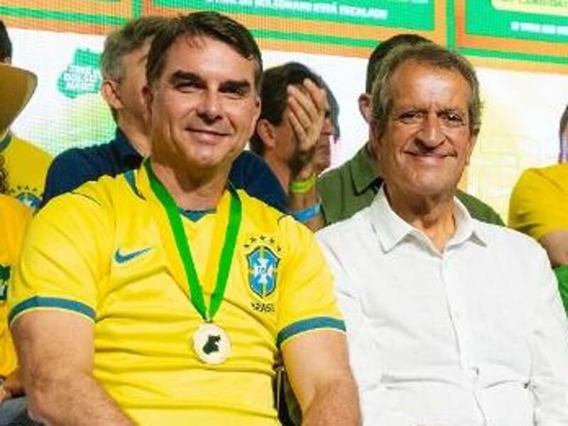 Flávio Bolsonaro sai em defesa de Valdemar Costa Neto. - Vittor Sales/Divulgação 