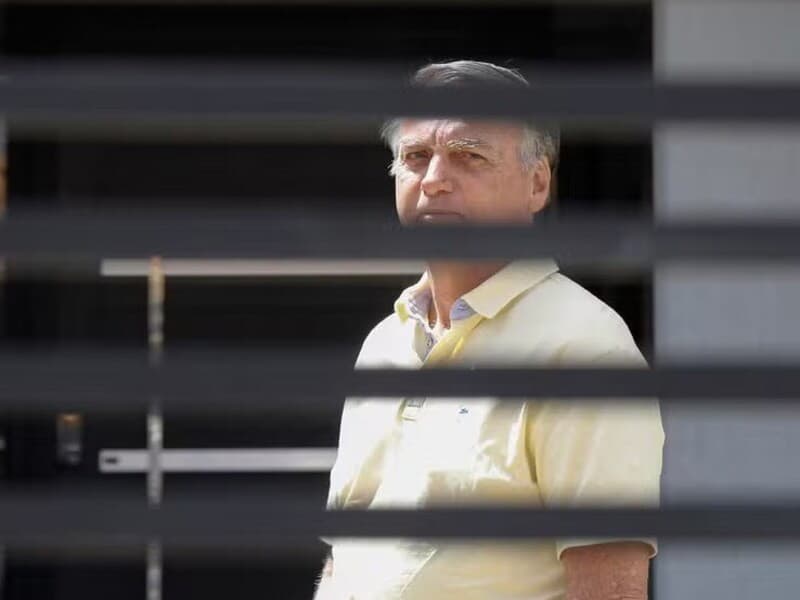 Carta divulgada por Flávio Bolsonaro reacendeu debate sobre os limites da prisão domiciliar do ex-presidente. - Sergio Lima / AFP Carta divulgada por Flávio Bolsonaro reacendeu debate sobre os limites da prisão domiciliar do ex-presidente. - Sergio Lima / AFP