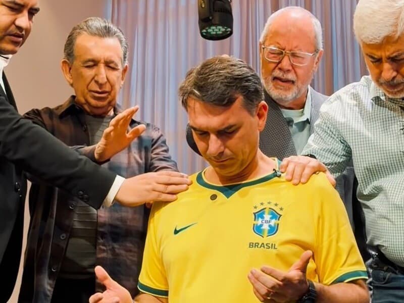 Aceno ao eleitorado evangélico marca mais um movimento da pré-campanha de Flávio Bolsonaro. - Reprodução / Instagram