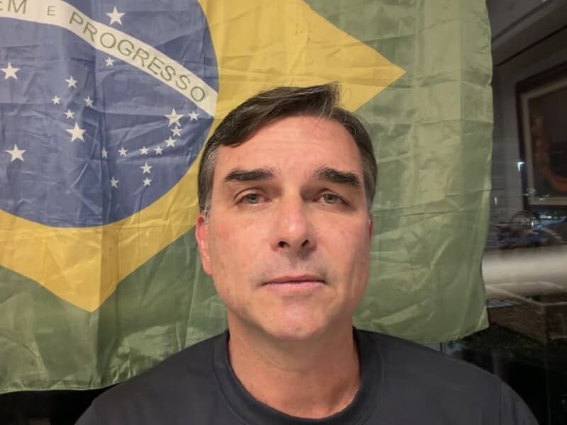 Flávio acusa Moraes de interferir nas eleições e perseguir Bolsonaro. - Reprodução/YouTube