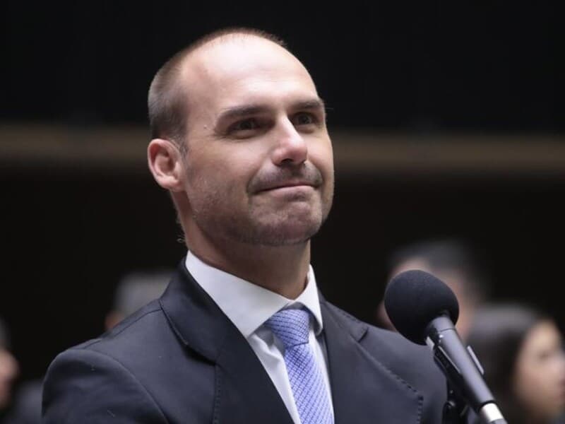 Eduardo Bolsonaro repercutiu a decisão que restringiu o contato entre Flávio e Jair Bolsonaro. - Bruno Spada/Câmara dos Deputados Eduardo Bolsonaro repercutiu a decisão que restringiu o contato entre Flávio e Jair Bolsonaro. - Bruno Spada/Câmara dos Deputados