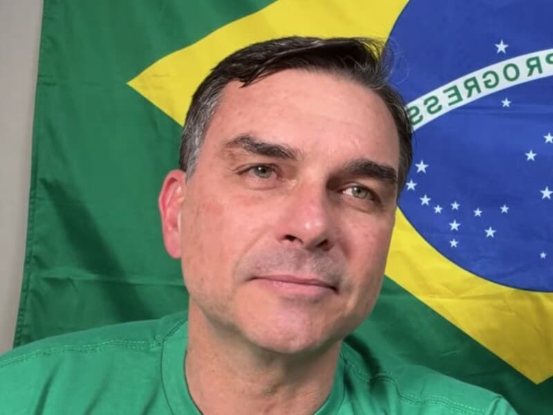 Flávio diz que foto com Sicário é falsa. - Reprodução/YouTube