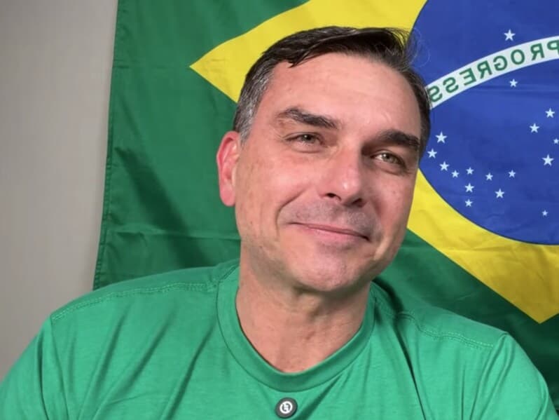 Flávio diz que "defender a mulher" é pauta da direita. - Reprodução/YouTube