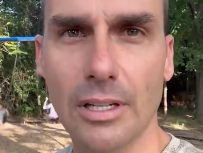 Eduardo Bolsonaro celebra o green card. - Reprodução/Instagram