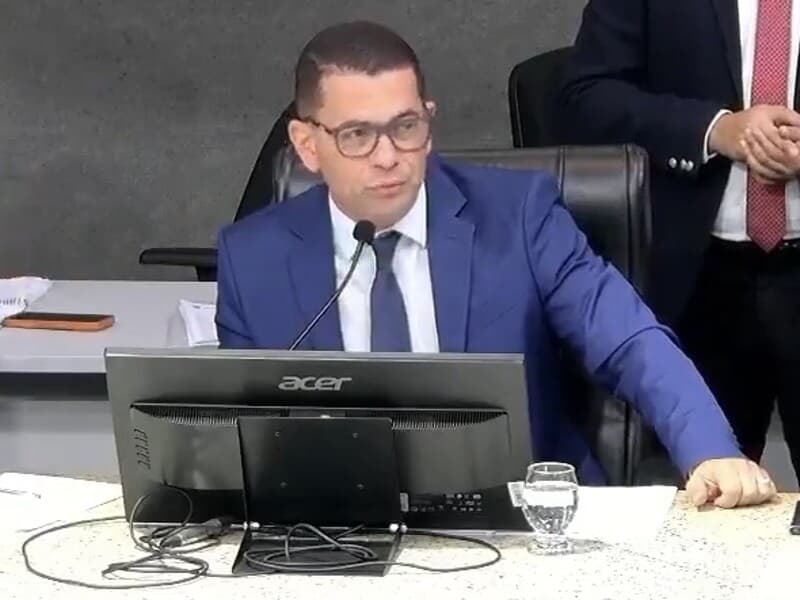 Vereador debocha após ter xingado em sessão. - Reprodução/YouTube