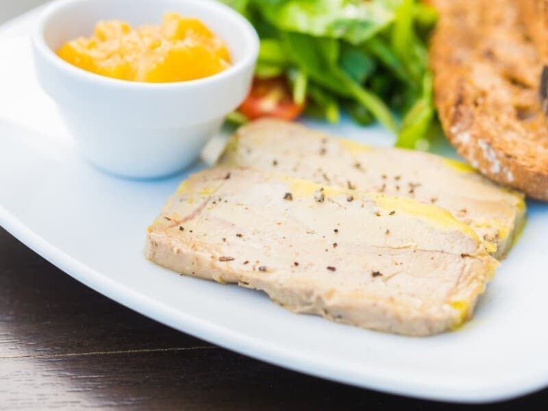 Produção e comércio do foie gras poderá resultar em multas, suspensão de atividades e restrição de direitos. - Magnific.