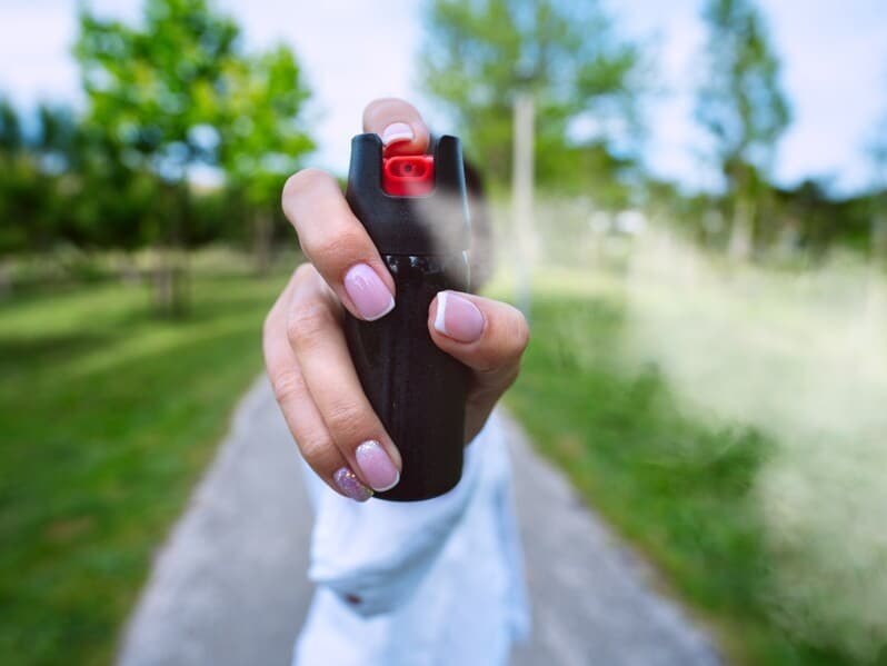A nova lei estabelece regras para a comercialização, aquisição e uso de spray de pimenta por mulheres em situações de legítima defesa. - Magnific