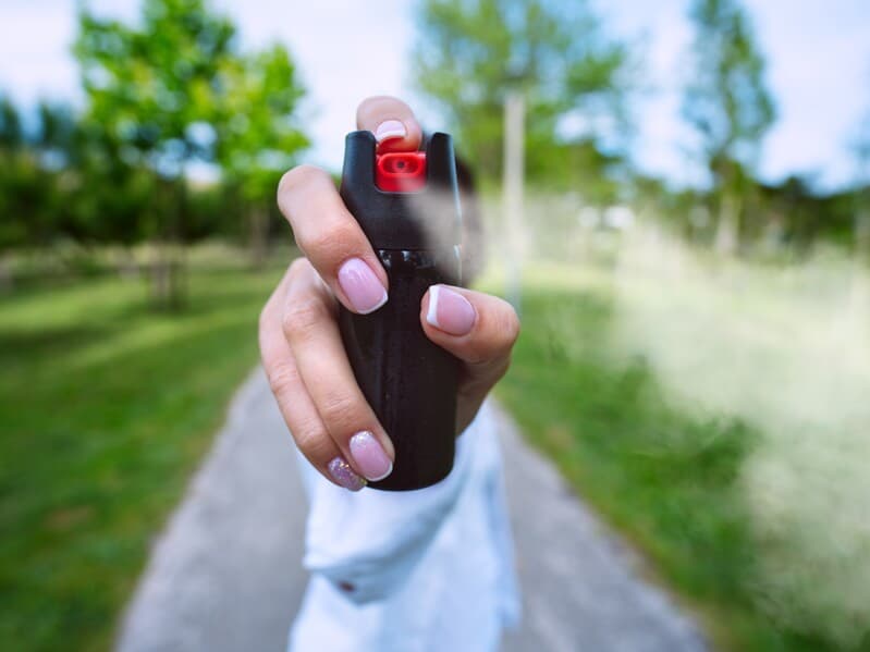 A nova lei estabelece regras para a comercialização, aquisição e uso de spray de pimenta por mulheres em situações de legítima defesa. - Magnific