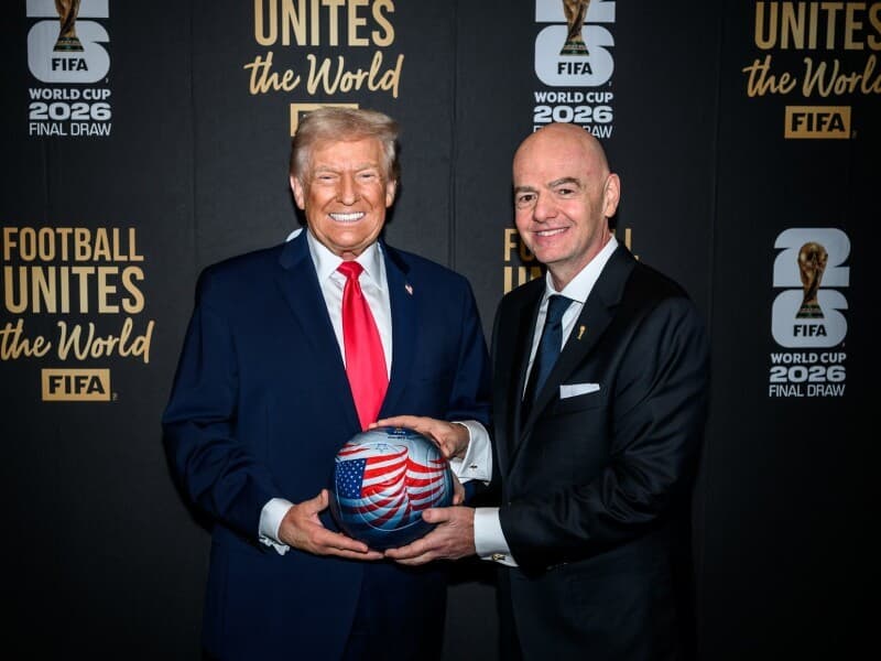 Trump e Infantino atraíram polêmica na Copa, com controvérsias institucionais e revisão de cartão vermelho.  - Daniel Torok/White House