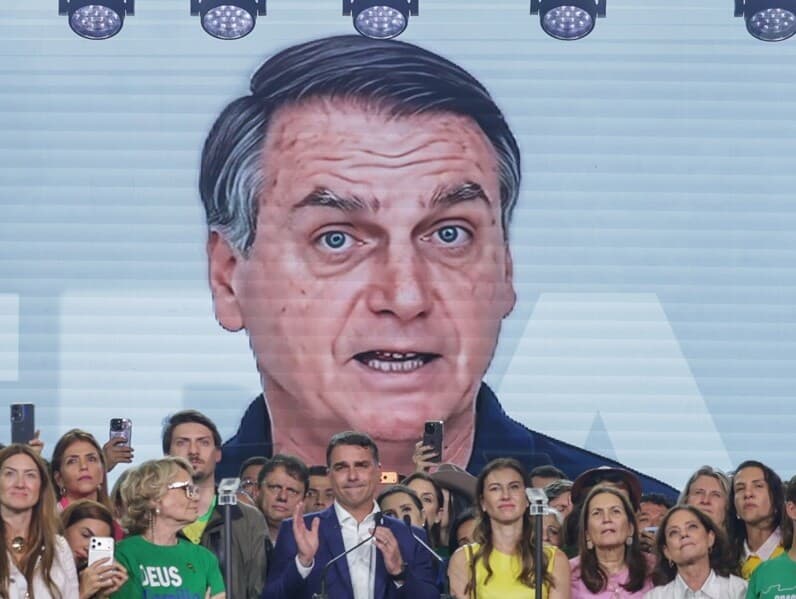 Vídeo de Bolsonaro gerado por inteligência artificial foi exibido na convenção que oficializou candidatura de Flávio à Presidência da República. - Raul Luciano/AtoPress/Folhapress