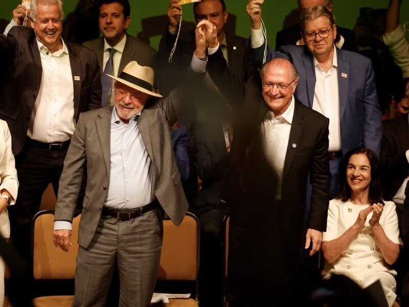 Lula disse confiar em Alckmin que, ao seu lado, não teme "um golpe no dia seguinte". - Pedro Ladeira/Folhapress