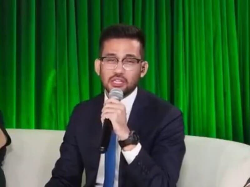 Parlamentar relembrou embates na Câmara, criticou a permanência de Eduardo nos EUA e o desafiou publicamente. - Reprodução
