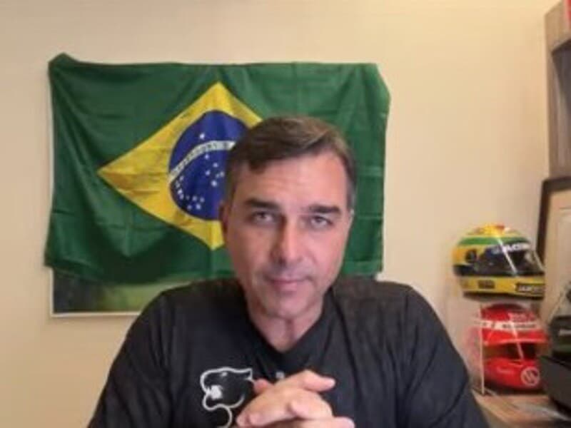 Flávio Bolsonaro afirmou que o vídeo com IA exibido na convenção do PL respeitou a legislação eleitoral. - Reprodução / Youtube