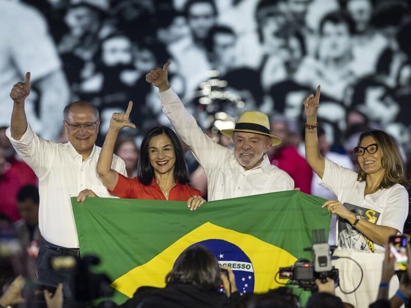 Lula e Alckmin com as esposas, Lu  Janja, durante a convenção do PT que oficializou candidatura à reeleição. - Bruno Santos/Folhapress