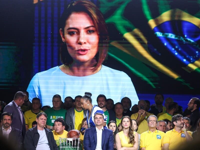 Recuperando-se de procedimento contra enxaqueca, Michelle não compareceu ao evento de lançamento de sua candidatura, mas declarou apoio a Flávio, que compareceu ao evento. - Marina Uezima/Brazil Photo Press/Folhapress Recuperando-se de procedimento contra enxaqueca, Michelle não compareceu ao evento de lançamento de sua candidatura, mas declarou apoio a Flávio, que compareceu ao evento. - Marina Uezima/Brazil Photo Press/Folhapress