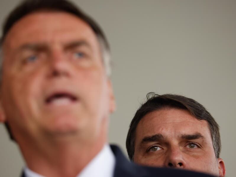 Herdeiro político de Jair, Flávio Bolsonaro tenta colar imagem no pai para vencer a eleição presidencial em outubro. - Gabriela Biló/Folhapress