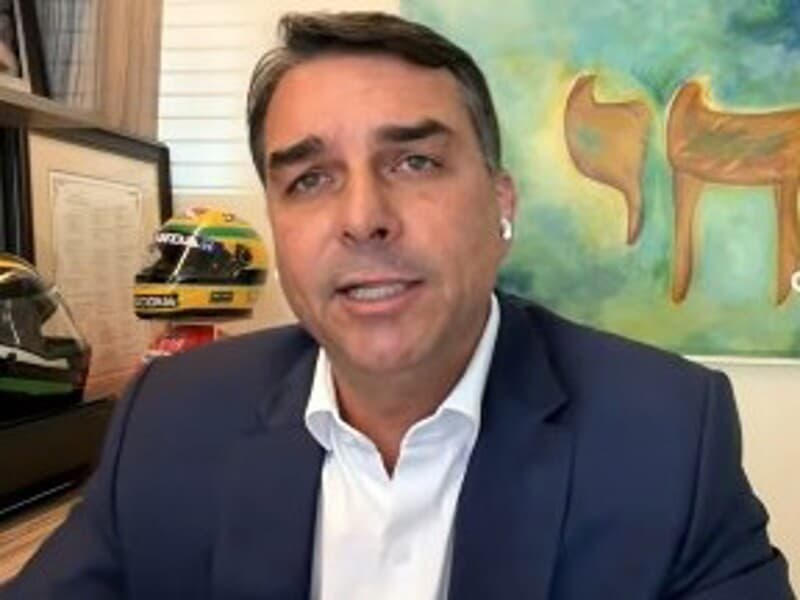 Flávio afirmou que, se eleito, garantirá o fornecimento de vacinas à população em futuras emergências sanitárias. - Reprodução / Youtube