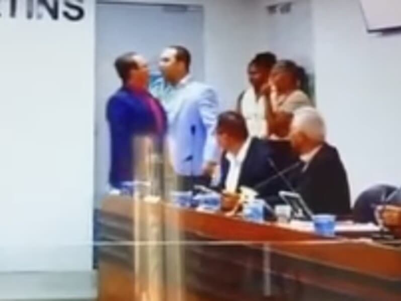 Sessão na Bahia é suspensa após troca de socos entre vereadores. - Reprodução