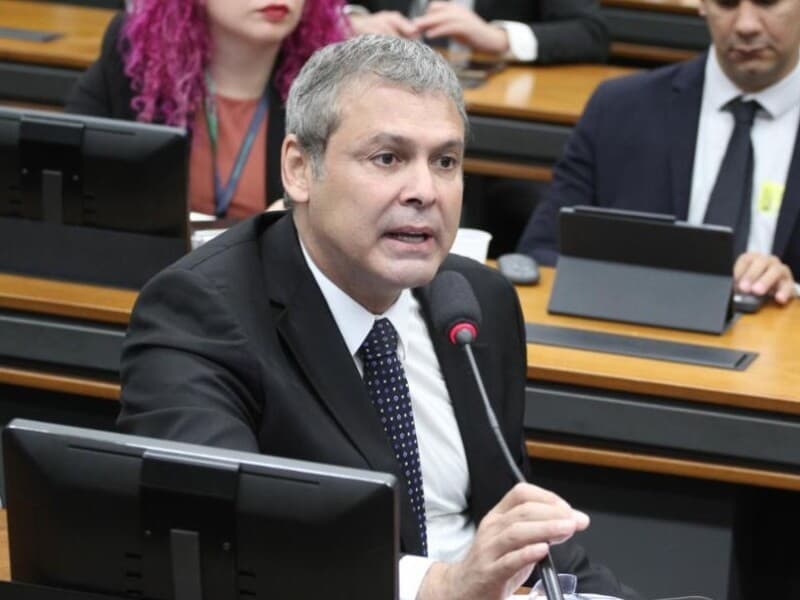 Lindbergh sustenta que condenação de Eduardo Bolsonaro comprova nexo entre articulação política e sanções econômicas. - Vinicius Loures / Câmara dos Deputados Lindbergh sustenta que condenação de Eduardo Bolsonaro comprova nexo entre articulação política e sanções econômicas. - Vinicius Loures / Câmara dos Deputados