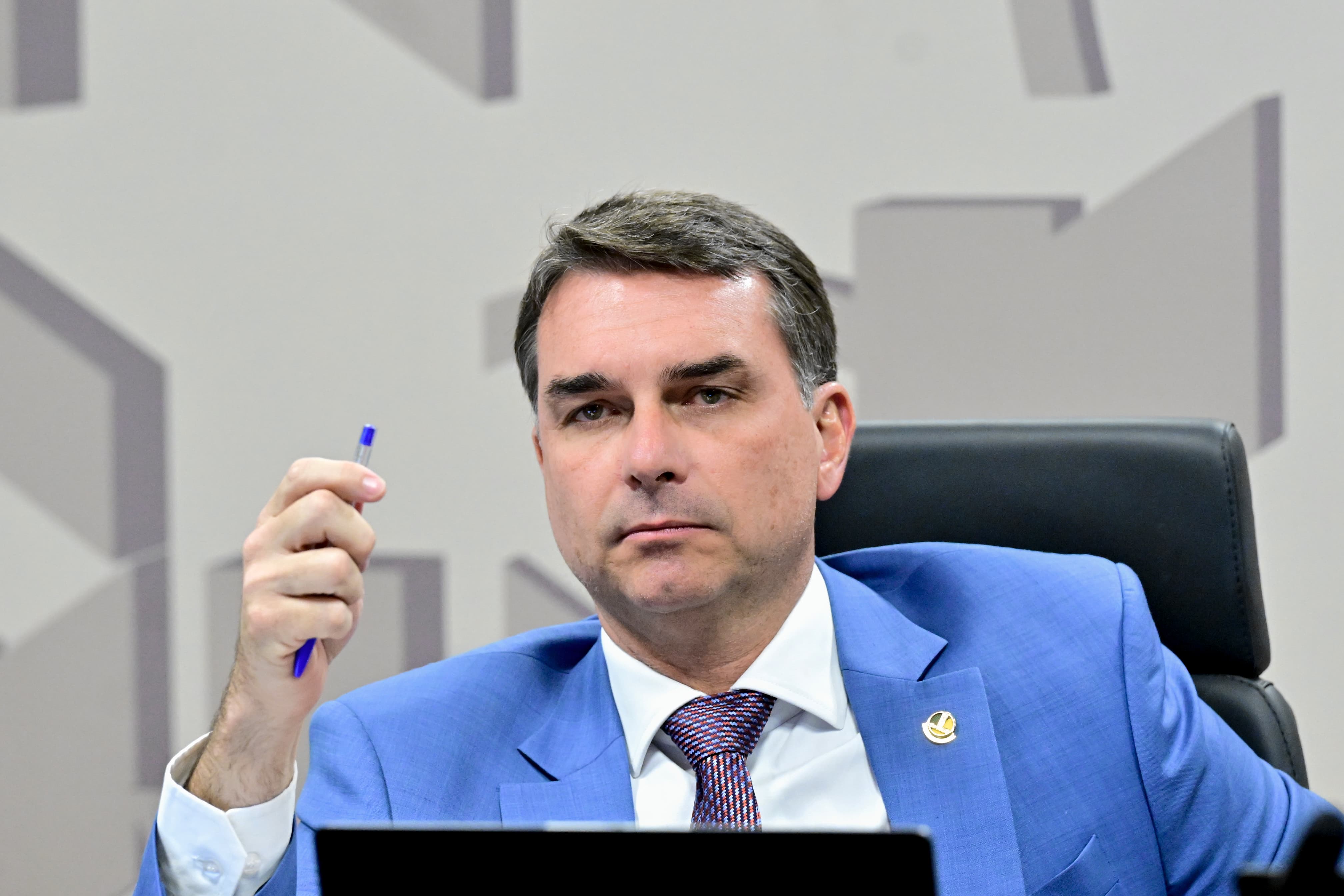 Imagem ilustrativa sobre Flávio propõe fim da partilha do petróleo e Natália Portinari investe R$ 303 mi na Venezuela; mercado reage