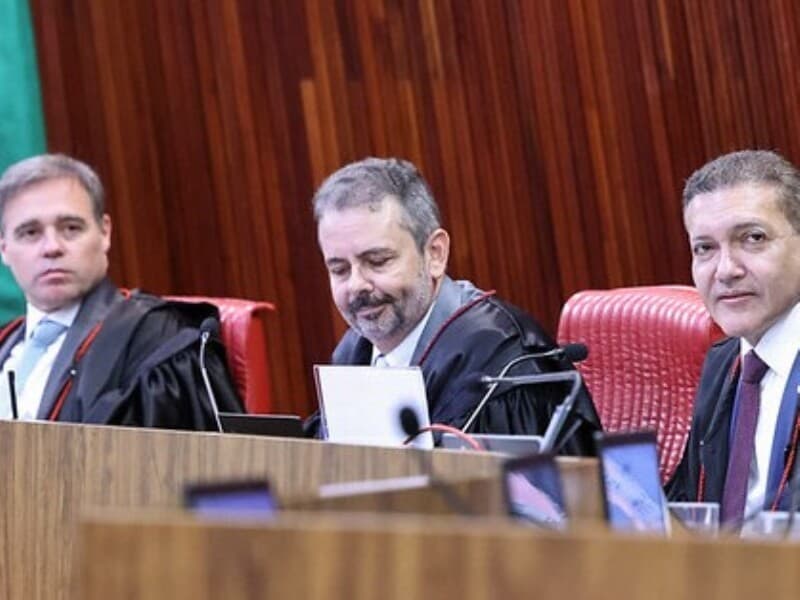 André Mendonça, à esquerda, e Nunes Marques, à direita, relatam 20 das 21 ações em pauta. - Antonio Augusto/TSE