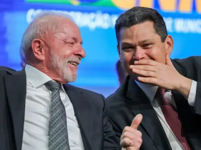 Lula e Alcolumbre se encontram. - Fábio Rodrigues Bozzebom/Agência Senado Lula e Alcolumbre se encontram. - Fábio Rodrigues Bozzebom/Agência Senado