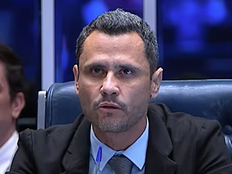 Cleitinho manda críticos "irem orar que passa". - Reprodução/YouTube