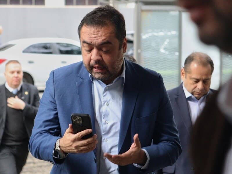 Cláudio Castro renunciou à candidatura ao Senado após virar alvo de investigações da Polícia Federal. - Luis Pedruco/AtoPress/Folhapress