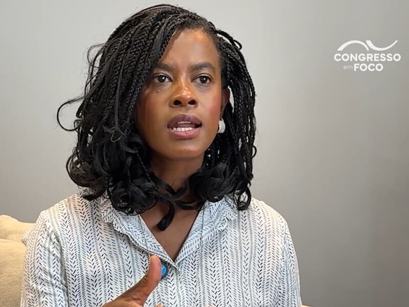 Alvo de racismo na escola, Carol Dartora não desistiu dos estudos. Virou professora e, como deputada, propõe protocolo de acolhimento para vítimas de racismo em unidades de ensino. - Congresso em Foco
