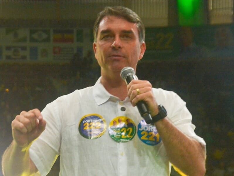 Flávio Bolsonaro durante discurso no Maracanãzinho. - Fausto Maia/Thenews2/Folhapress