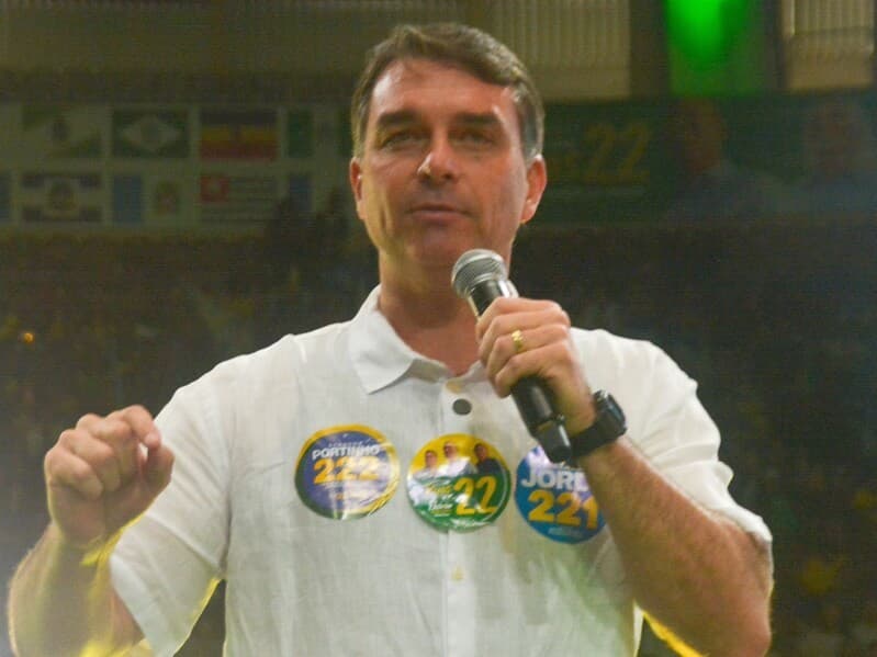 Flávio Bolsonaro durante discurso no Maracanãzinho. - Fausto Maia/Thenews2/Folhapress