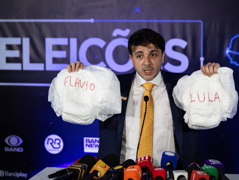 Renan Santos chegou à Band com fraldas para protestar contra ausências de Flávio Bolsonaro e Lula. - Bruno Santos/Folhapress