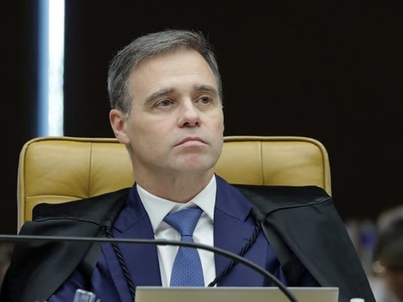 Imagens do vídeo mostram Flávio em situações inexistentes criadas com inteligência artificial. - Reprodução/redes sociais