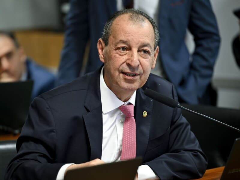 Senador manteve texto da Câmara para acelerar tramitação da PEC 6x1. 
 - Saulo Cruz/Agência Senado