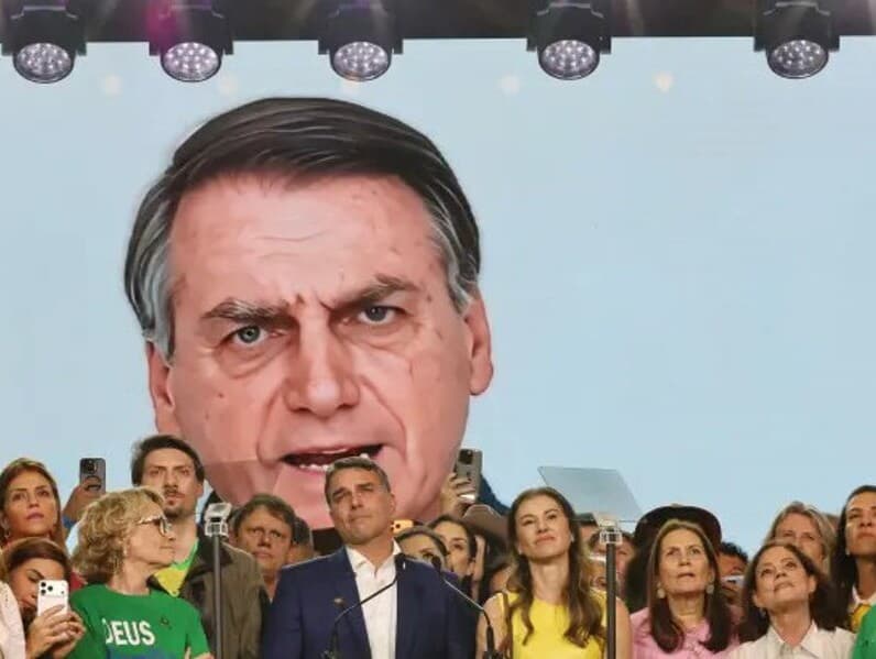 Flávio exibiu vídeo gerado por inteligência artificial em que seu pai, Jair Bolsonaro, pede votos para sua eleição presidencial. - Beto Barata/PL