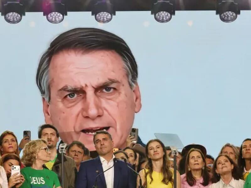 Flávio exibiu vídeo gerado por inteligência artificial em que seu pai, Jair Bolsonaro, pede votos para sua eleição presidencial. - Beto Barata/PL