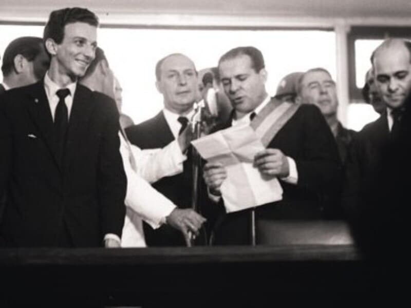 João Goulart durante seu discurso de posse como presidente da República em 7 de setembro de 1961. No dia seguinte, Tancredo Neves, à direita no canto da imagem, assumiria como primeiro-ministro. - Reprodução