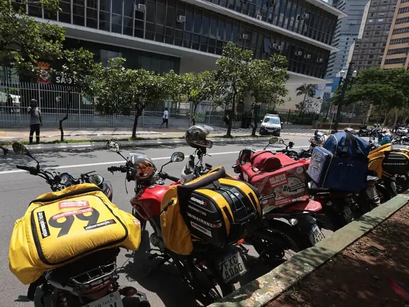 Prints mostram pagamentos adicionais oferecidos pelas plataformas durante greve de entregadores. - Paulo Pinto/Agência Brasil