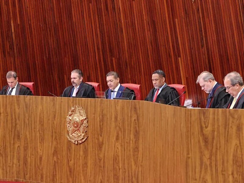 Ministros do TSE durante julgamento da ação contra vídeo feito com Jair Bolsonaro, por inteligência artificial, divulgado por Flávio em convenção do PL. - Luiz Roberto/TSE